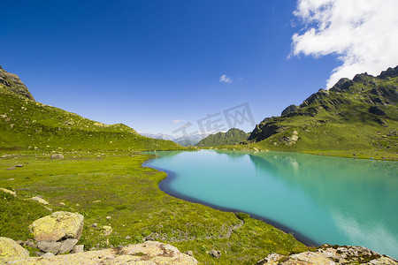 白天的高山山湖、阳光和色彩缤纷的风景