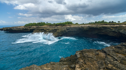 印度尼西亚巴厘岛附近蓝梦岛附近岩石上的波浪