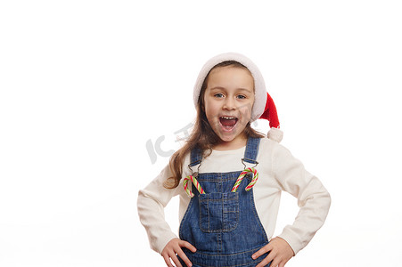 戴着圣诞帽、顽皮、喜出望外的小女孩，手杖对着镜头微笑，在白色背景中与世隔绝