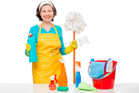 快乐的家庭主妇煮了清洁剂来打扫房子