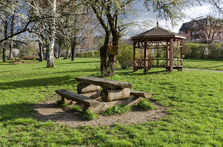 春天的景色摄影照片_春天的景色，在公园里有休息的地方