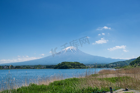 大雾图标摄影照片_富士山和河口湖与游客在船上
