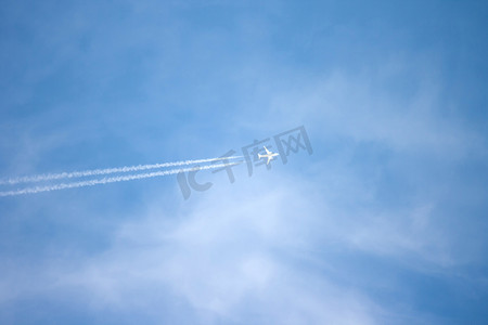 喷气式客机摄影照片_蓝天上的喷气式飞机