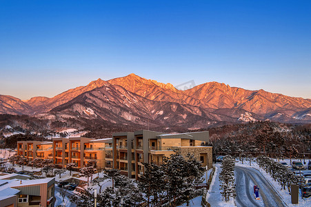 魏轻和岳山摄影照片_冬季，韩国雪岳山的蔚山巴维岩。