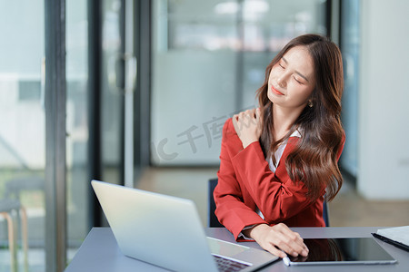亚洲年轻女性代表久坐肩痛的画像
