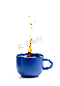 蓝色杯子里飞溅的新鲜咖啡