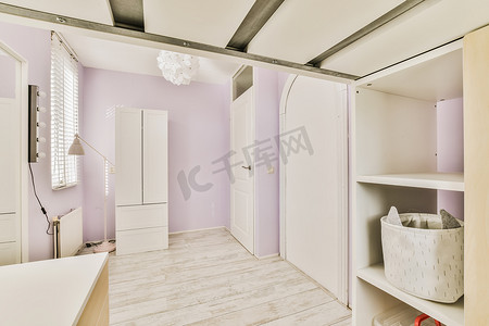 卧室摄影照片_粉红色墙壁和白色壁橱的卧室