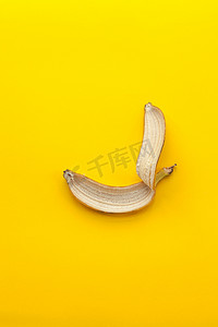 在黄色背景上剥香蕉