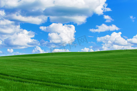 绿色山丘蓝色晴朗的天空景观概念