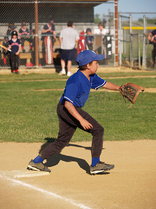 内野手摄影照片_小联盟棒球一垒手