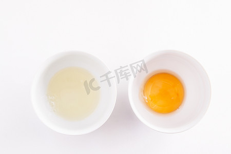 白碗中分离的鸡肉生白和蛋黄