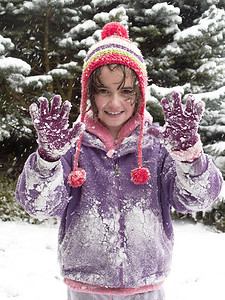 在雪地里玩耍的女孩