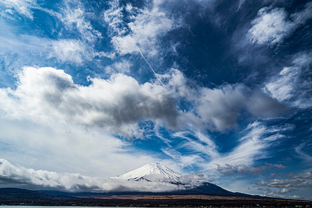 富士山和壮丽的天空（从山中湖拍摄）