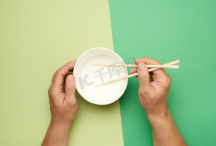一双男手木筷和空纸盘