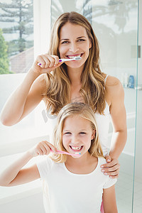 微笑的母女刷牙的画像
