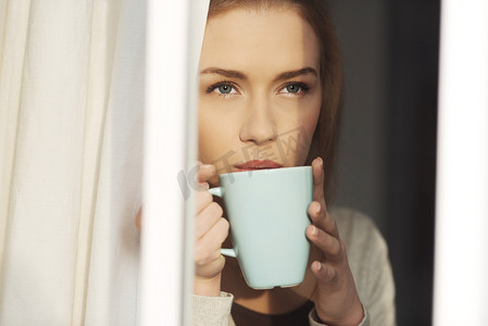 美丽的白种女人喝热咖啡或茶。