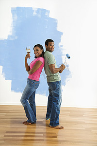 家居生活用品摄影照片_夫妇肖像与油漆用品。
