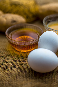 多面手生发剂，可作为护发素和生发促进剂，即马铃薯汁与蜂蜜和蛋黄充分混合。