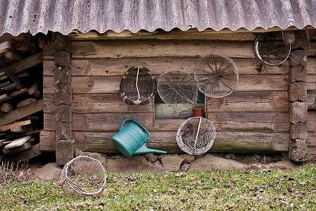 农具摄影照片_有农具的老难看的东西木房子墙壁