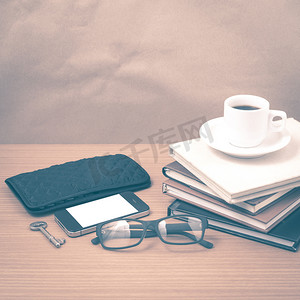 vi钱包摄影照片_咖啡和电话，有一摞书、钥匙、眼镜和钱包 vi