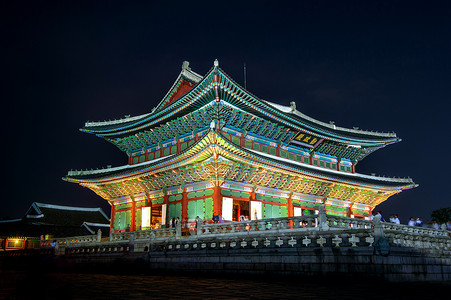 夜晚墙摄影照片_景福宫和银河在首尔，韩国的夜晚。