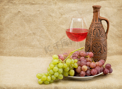 陶瓷棕色瓶、葡萄和觚