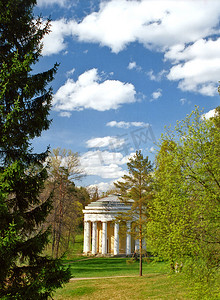 圆形树叶摄影照片_公园里美丽的古典圆形大厅