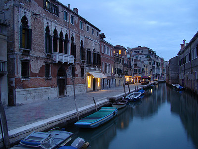 夜色下的威尼斯运河