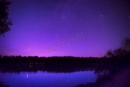 美丽的夜空，湖上有许多星星