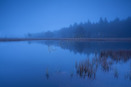 湖面上雾蒙蒙的黄昏