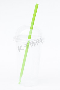空塑料杯，吸管隔离在白色背景上