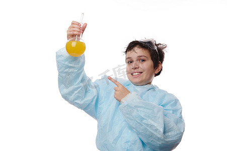 穿着实验室大衣的英俊聪明的少年，用食指指着一个装有化学溶液的玻璃实验室烧瓶