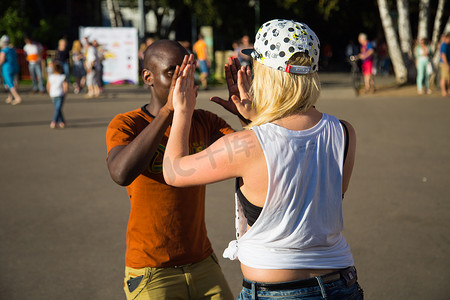 Dance Bachata——莫斯科公园里的金发和黑人