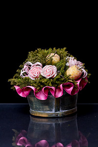 黑色表面带粉色丝带的锡花瓶上的花组合 — 垂直