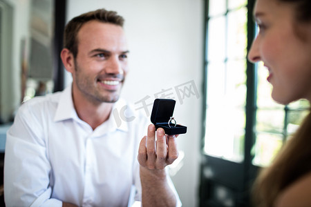 智能酒店摄影照片_男人向女人求婚提供订婚戒指