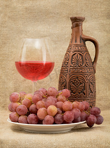 陶瓷瓶、酒杯和葡萄