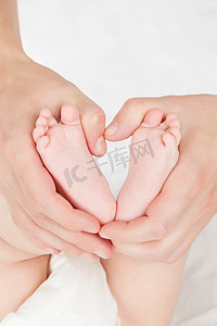 妈妈双手托着宝宝的脚。