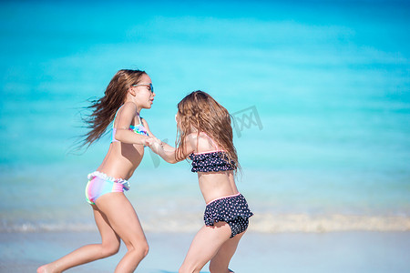 快乐的小孩子在热带海滩玩得很开心