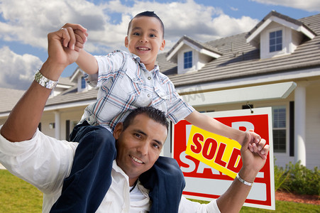 西班牙裔父亲和儿子出售房地产标志