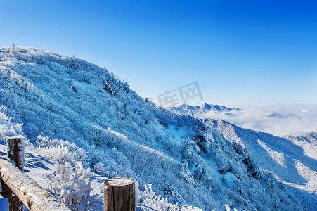 韩国冬天，雪岳山被晨雾覆盖。