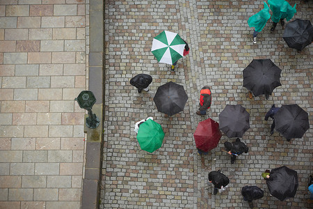 雨中的人摄影照片_雨中的人们