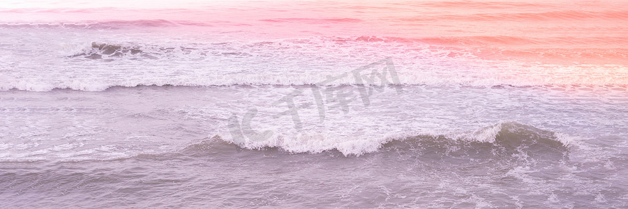 实拍海水波浪，抽象背景，自然力量，淡淡的淡紫红色橙色磨砂更多色调库存