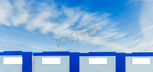 在蓝天白云下模拟城市建筑现代正面的空广告牌