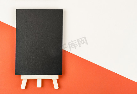 写相册优美文字摄影照片_一个空的黑板，在美丽的背景上有一个木框，用于您的文字或消息。