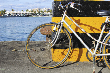 海报海边摄影照片_海边的老式自行车