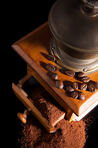 旧的老式咖啡磨和研磨咖啡。