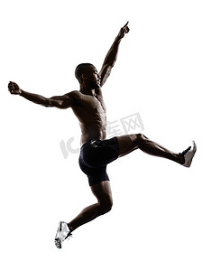 跳远剪影摄影照片_年轻的非洲肌肉男跳跃跑步剪影