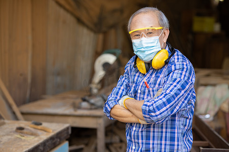 老年木工爱好退休后的肖像，亚洲男性成熟专业木工家具木工大师。