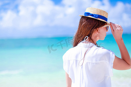 快乐的女孩背景是加勒比海岛上的蓝天和碧绿的海水