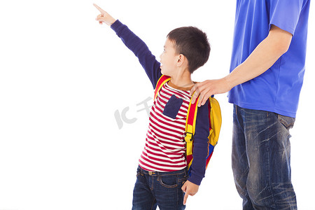 举手小男孩摄影照片_小男孩举手指向父亲